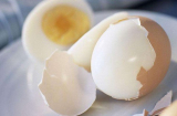 Luộc trứng chỉ thả nước lạnh không đủ: Bỏ thêm thứ gia vị này vào trứng dễ bóc vỏ, ăn thơm ngon hẳn