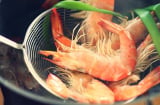 Luộc tôm chỉ cho hành và gừng là dại: Thêm 2 gia vị này tôm ngọt lịm, thịt rắn chắc đỏ au