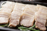 Luộc thịt làm thêm 1 bước, thịt trắng tinh, thơm phức, nạc mỡ được dàn đều, thái mỏng tang