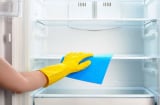 Tủ lạnh bẩn lau sạch bằng nước lạnh là dại: Dùng thứ này vừa hiệu quả, vừa hết mùi hôi