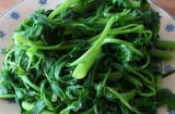 Luộc rau muống thả ngay vào nồi là dại: Bỏ thứ này vào trước rau xanh giòn, không thâm đen