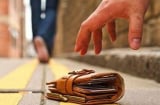 Có 3 loại tiền trên đường tuyệt đối không nên nhặt về cho mình