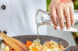 Lỡ tay nấu mặn đừng vội đổ thêm nước lạnh: Thả ngay thứ này vào món canh tròn vị, đậm đà không mất chất