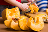 Bí đỏ cắt dở dễ bị thối, cứ xát thứ này lên để cả tháng không hỏng
