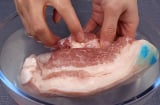 Thịt đông cứng tới đâu, chỉ cần thêm vài giọt này sẽ rã đông ngay trong vài phút