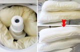 Ruột gối bị vàng, có đốm mốc li ti giặt xà phòng không hết: Ngâm với thứ này bẩn mấy cũng sạch tươm