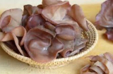 Ngâm mộc nhĩ bằng nước nóng hay nước lạnh đều sai: Ngâm với nước này mộc nhĩ sạch tinh, nở to gấp nhiều lần