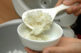 Vì sao các cụ dặn tuyệt đối không được xới cơm 1 lần?