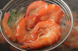 Luộc tôm chỉ cho hành và gừng chưa chuẩn: Thêm 2 gia vị này tôm ngọt lịm, thịt đỏ au rắn chắc