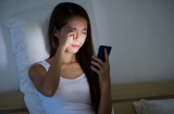 Thời điểm nguy hiểm nhất trong ngày không nên dùng điện thoại: Có thể hỏng võng mạc, gây trầm cảm