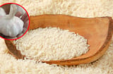 Vùi tỏi vào thùng gạo: Việc đơn giản nhưng có công dụng tuyệt vời, ai cũng muốn học theo