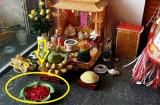 Vì sao bàn thờ Thần Tài hay có một bát nước thả hoa? Biết lý do nhà nhà ùn ùn học theo