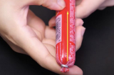 Trên vỏ xúc xích có sẵn chỗ để bóc: Chỉ 1 thao tác nhỏ là lớp vỏ bong ra, không cần dùng kéo
