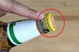 Nắp chai bia có 1 điểm nhỏ, cứ nhắm vào đấy mà bật, chẳng cần dùng dụng cụ phức tạp