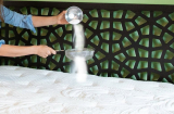Chăn gối mùa nồm có mùi hôi mốc: Không cần giặt, hãy làm theo cách này để hút ẩm, khử mùi cấp tốc