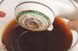 Đầu vòi sen dùng lâu dễ bị tắc, làm cách này cặn bẩn tự trôi sạch, không tốn tiền thay mới
