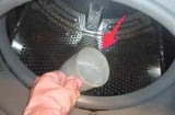 Trên máy giặt có 1 công tắc ẩn, nước bẩn sẽ chảy ra ngay khi nó được bật lên