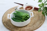 Luộc đậu bắp chỉ bỏ nước lạnh là chưa đủ: Thả thêm thứ này vào, đậu bắp ngon ngọt hết nhớt giàu dinh dưỡng