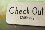 Vì sao giờ trả phòng khách sạn luôn là 12h? Nhiều người không biết lý do thật sự