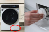 Máy giặt có 1 công tắc ẩn, ấn vào đó là nước bẩn chảy ra ngoài hết