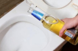 Mang bia thừa đổ vào nhà vệ sinh, nhận lợi ích bất ngờ, ai không biết là lãng phí