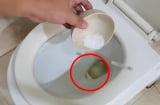 Bồn cầu ố vàng, lấy ngay loại bột nhà nào cũng có rắc lên trên, đảm bảo sạch bóng như mới