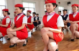 Tại sao tiếp viên hàng không chỉ mặc váy: Hóa ra để làm điều này dễ dàng hơn