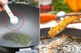 Dầu ăn hay bị bắn ra ngoài khi chiên rán: Thêm 1 thứ này vào chảo không sợ bị bắn dầu hay sát chảo