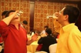 Trên bàn rượu có 1 loại người nhìn rất ngốc, chẳng có gì nổi bật nhưng hóa ra lại thông minh nhất