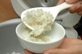 Vì sao các cụ dặn không được xới cơm 1 lần: Nhiều người chưa biết lý do thật sự