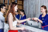 Lễ tân khách sạn vất vả mà lương lại bèo bọt, tại sao các cô gái trẻ vẫn thích làm?