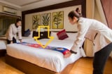 Tại sao khách sạn thường có 1 tấm chăn nhỏ trải ngang giường: Công dụng quan trọng ai không biết để dùng quá phí