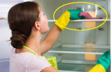 Lau tủ lạnh chỉ dùng nước lã thôi chưa đủ: Thêm 2 thứ rẻ tiền vào đảm bảo sạch bong sáng bóng