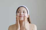 Dùng 2 loại kem dưỡng da cùng lúc có tăng công dụng gấp đôi hay lại hại hơn? Chuyên gia mách bạn