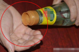 Đổ giấm trắng vào lòng bàn tay và xoa đều: Lợi ích tuyệt vời nhà ai không biết quá tiếc