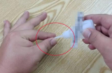 Tay bị dính keo 502, cứ nhỏ thêm giọt này là keo tan chảy ngay, không bị tróc da chảy máu