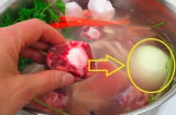 Hầm xương chỉ bỏ nước và muối thôi là dại: Hòa thêm củ này nước trong veo, thơm ngon, ngọt nước