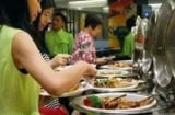 Tại sao buffet làm bạn cảm thấy no khi mới bắt đầu ăn được một chút? Hóa ra bạn đang bị 'bẫy'