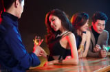 Phụ nữ lẳng lơ trong bữa tiệc thường có 3 điều này: Đặc biệt điều thứ 1, anh nào lấy phải dễ ôm hận