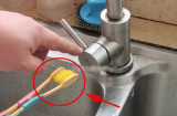 Buộc 2 bàn chải đánh răng cũ lại: Mẹo nhỏ giúp giải quyết nhiều rắc rối nhà nào cũng cần