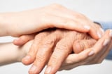 Chị hay kể về mẹ, mới hôm qua còn mang quà của mẹ cho chúng tôi, sao nay lại nói về giỗ mẹ?