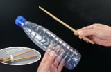 Cắm hai chiếc đũa vào chai nhựa, mẹo hay mang đến lợi ích tuyệt vời, nhà nào cũng nên biết
