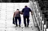 Không phải cô đơn, đây chính là 3 nỗi sợ ám ảnh cha mẹ già nhất: Con cái đừng bỏ qua