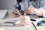 Tại sao người già tiết kiệm tiền đầy túi, trong khi người trẻ nợ nần triền miên? Chuyên gia đưa ra lý do
