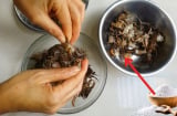 Tại sao người bán cua ngoài chợ lại cho thêm muối hạt khi xay cua, khi đi mua cua cần chú ý