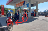Vì sao chủ xe đạp ga bỏ đi ngay sau khi đổ xăng, nhân viên ai cũng mừng thầm?