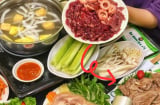 Vì sao khi ăn lẩu nướng đĩa luôn được lót một lớp rau sống, có thể ăn nó được không?