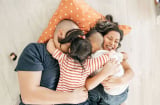 Cái ôm của cha mẹ giúp con thành công, bận đến mấy đừng quên ôm con vào 5 thời điểm này