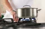 Làm theo cách này giúp tiết kiệm nửa tiền gas hàng tháng lại còn giúp cửa nhà sạch sẽ đỡ mất thời gian dọn