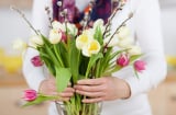 Nhúng cành hoa vào nước sôi tưởng nghịch dại, hóa ra công dụng tuyệt diệu bất ngờ nhiều người chưa biết